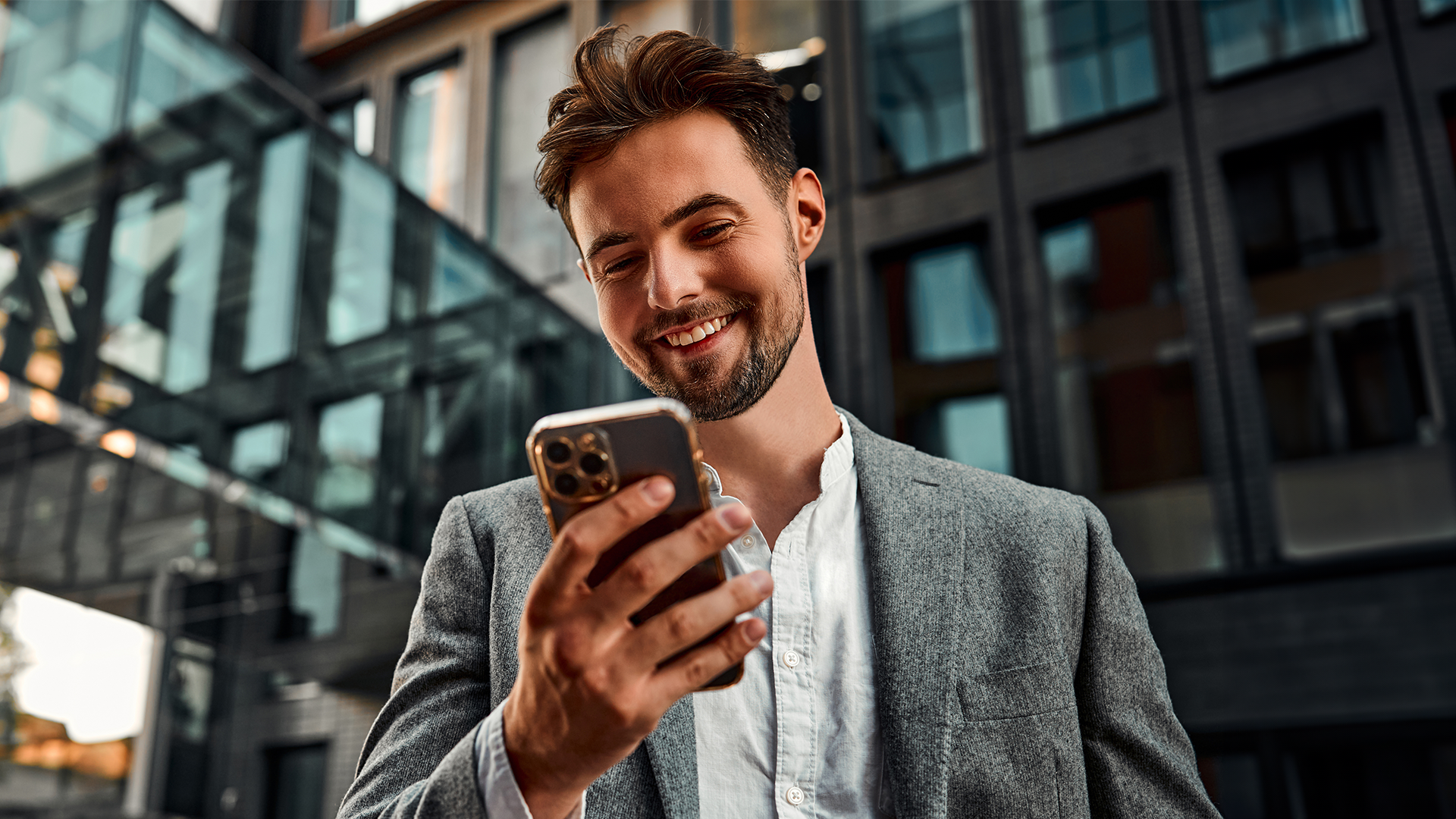 Obrazek przedstawiający mężczyznę trzymającego telefon, który przegląda Social Media.